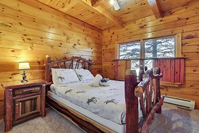 1 Mi to Lake Henry: Peaceful Poconos Cabin!