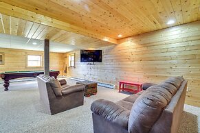 1 Mi to Lake Henry: Peaceful Poconos Cabin!