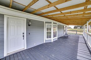 2 Mi to Lake Monticello: Home w/ Large Decks!