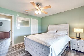 2 Mi to Lake Monticello: Home w/ Large Decks!