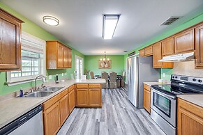 2 Mi to Lake Monticello: Home w/ Large Decks!