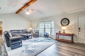 2 Mi to Lake Monticello: Home w/ Large Decks!