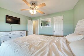 2 Mi to Lake Monticello: Home w/ Large Decks!