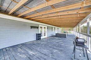 2 Mi to Lake Monticello: Home w/ Large Decks!