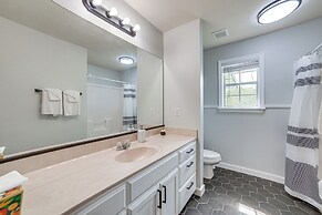 2 Mi to Lake Monticello: Home w/ Large Decks!