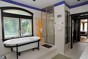 Bluffside Cove by Rove Beachfront w Pool Sauna