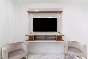 3BR Luxury Retreat with Easy Parking