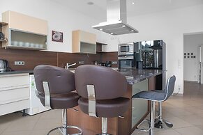 Perfect 7BR Stay Near Hauptbahnhof