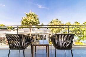 BJ&Radisson SeaView Hotel