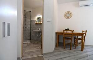 Cozy Apartment With Patio and Parking