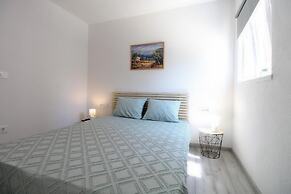 Cozy Apartment With Patio and Parking