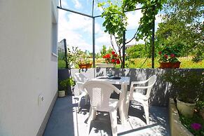 Cozy Apartment With Patio and Parking