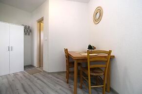 Cozy Apartment With Patio and Parking