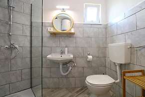 Cozy Apartment With Patio and Parking