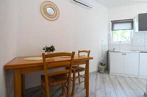 Cozy Apartment With Patio and Parking