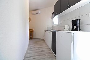 Cozy Apartment With Patio and Parking