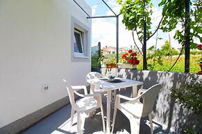 Cozy Apartment With Patio and Parking