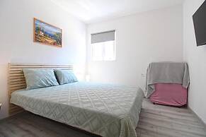 Cozy Apartment With Patio and Parking