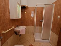 Cozy Apartment in Peroj With Terrace