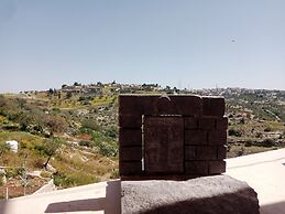 AL-Bustan House & Umm Qais