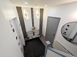 Spacious and Comfortable Modern Rooms