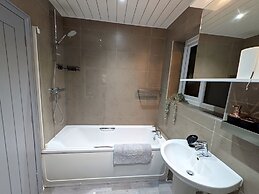 Spacious and Comfortable Modern Rooms