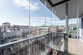 Luxurious 1BR Penthouse with Balcony