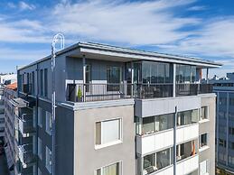 Luxurious 1BR Penthouse with Balcony