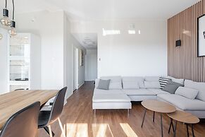 Luxurious 1BR Penthouse with Balcony