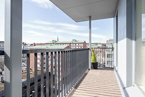 Luxurious 1BR Penthouse with Balcony