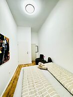9BR Apt for 18P Walk to Augarten