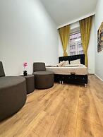 9BR Apt for 18P Walk to Augarten