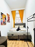 9BR Apt for 18P Walk to Augarten