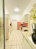 9BR Apt for 18P Walk to Augarten