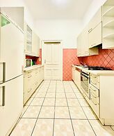 9BR Apt for 18P Walk to Augarten