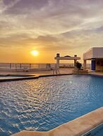 Quiet Apartment one Block From the Beach