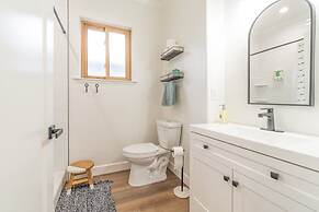 Stylish 2-bedroom Walking Distance to Downtown