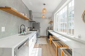 Stylish 2-bedroom Walking Distance to Downtown