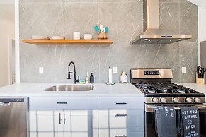 Stylish 2-bedroom Walking Distance to Downtown