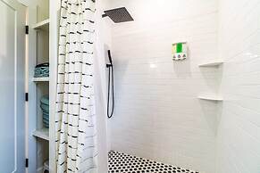 Stylish 2-bedroom Walking Distance to Downtown