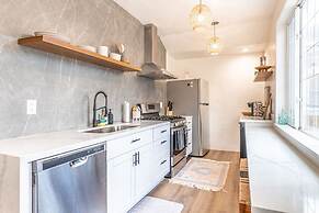 Stylish 2-bedroom Walking Distance to Downtown