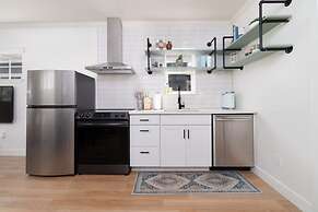 Modern 1-br Apartment Close to Downtown Vibes