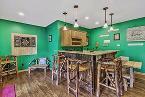 Grey Wolf Lodge with Hot Tub