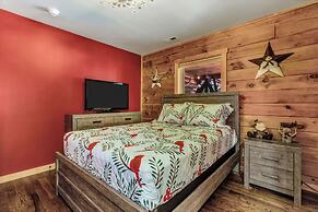 Grey Wolf Lodge with Hot Tub