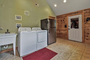 Grey Wolf Lodge with Hot Tub