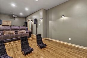 Grey Wolf Lodge with Hot Tub