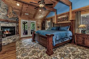 Grey Wolf Lodge with Hot Tub