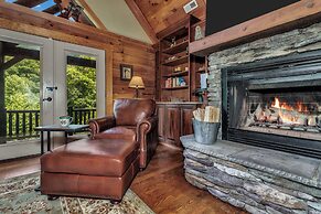 Grey Wolf Lodge with Hot Tub