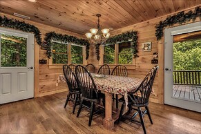 Grey Wolf Lodge with Hot Tub