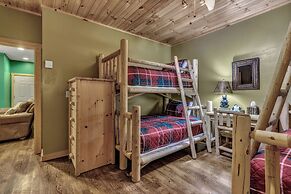 Grey Wolf Lodge with Hot Tub